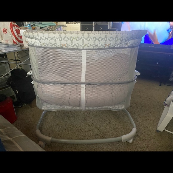 Baby Bassinet; 3 height levels; 3 bassinet levels; In good condition - Picture 2 of 2